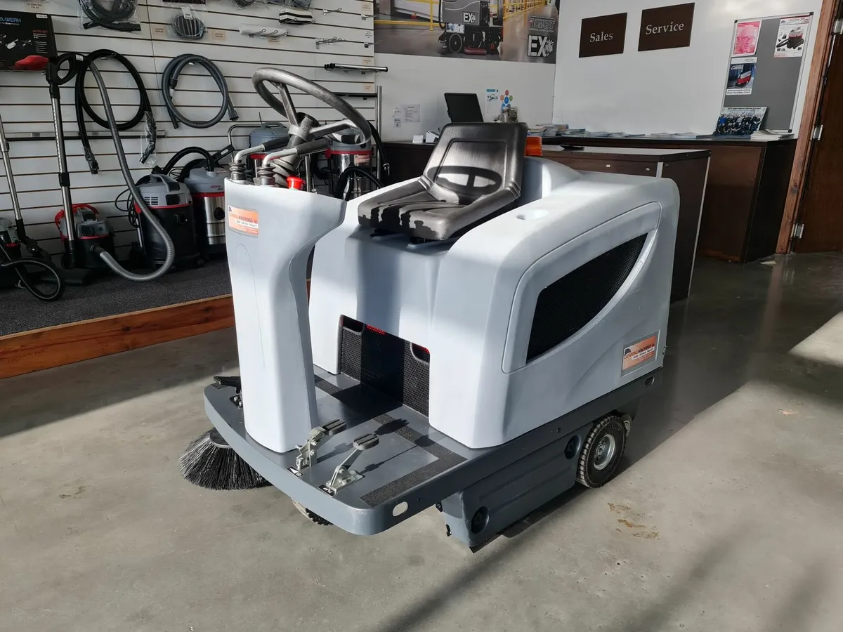 Nilfisk SR1101 rider sweeper - Image 4