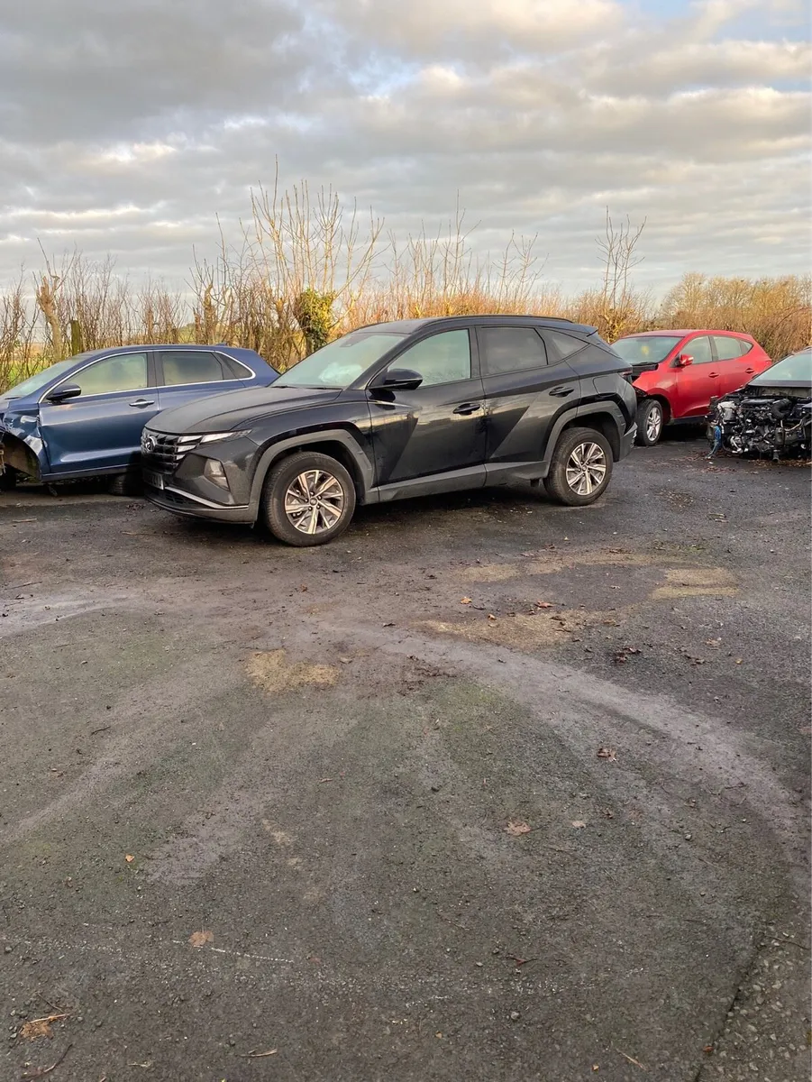 For breaking 20 Hyundai Tucson - Image 4