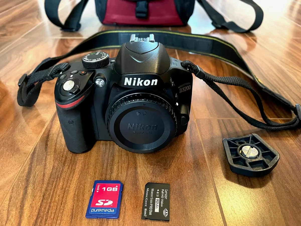 Nikon D3200+Lens+Charger+Case+Manfrotto Tripod+ - Image 3