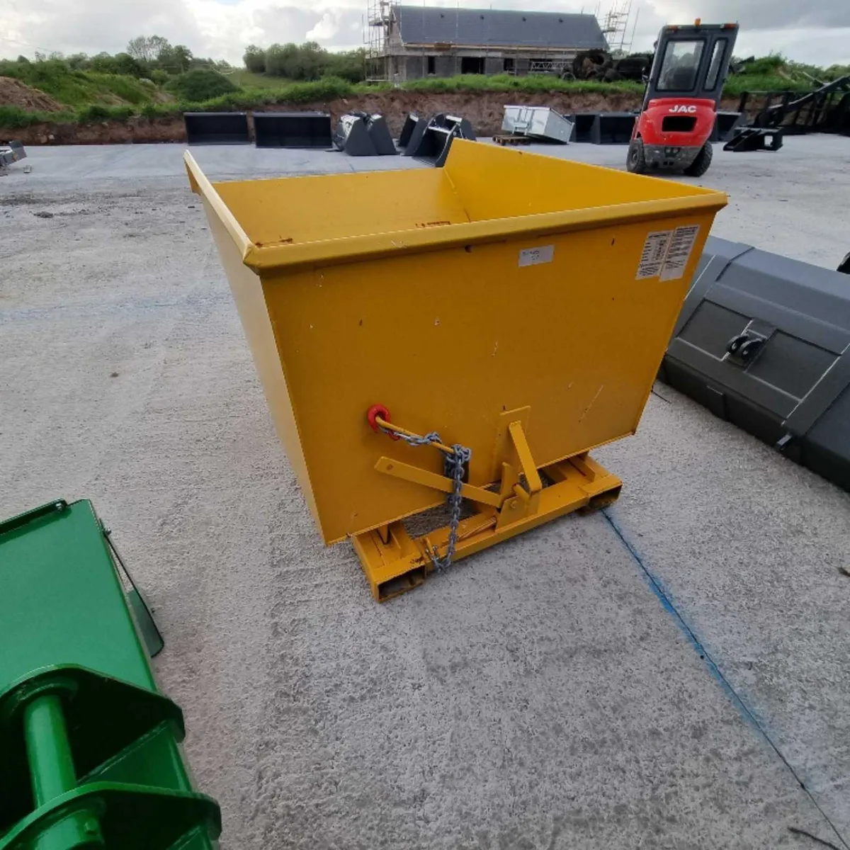 Tipping skips 750L, 1250L, 1750L SALE! - Image 3