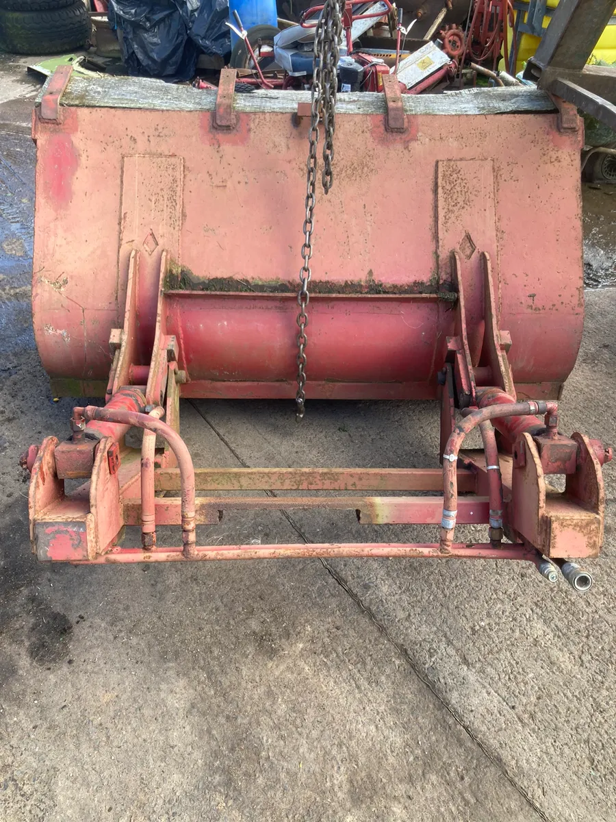 5' 6" tipping bucket to suit forklift - Image 3