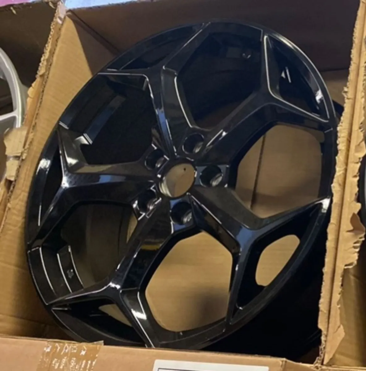 •• FK SALE •• 18” gloss black 5x108 & tyres