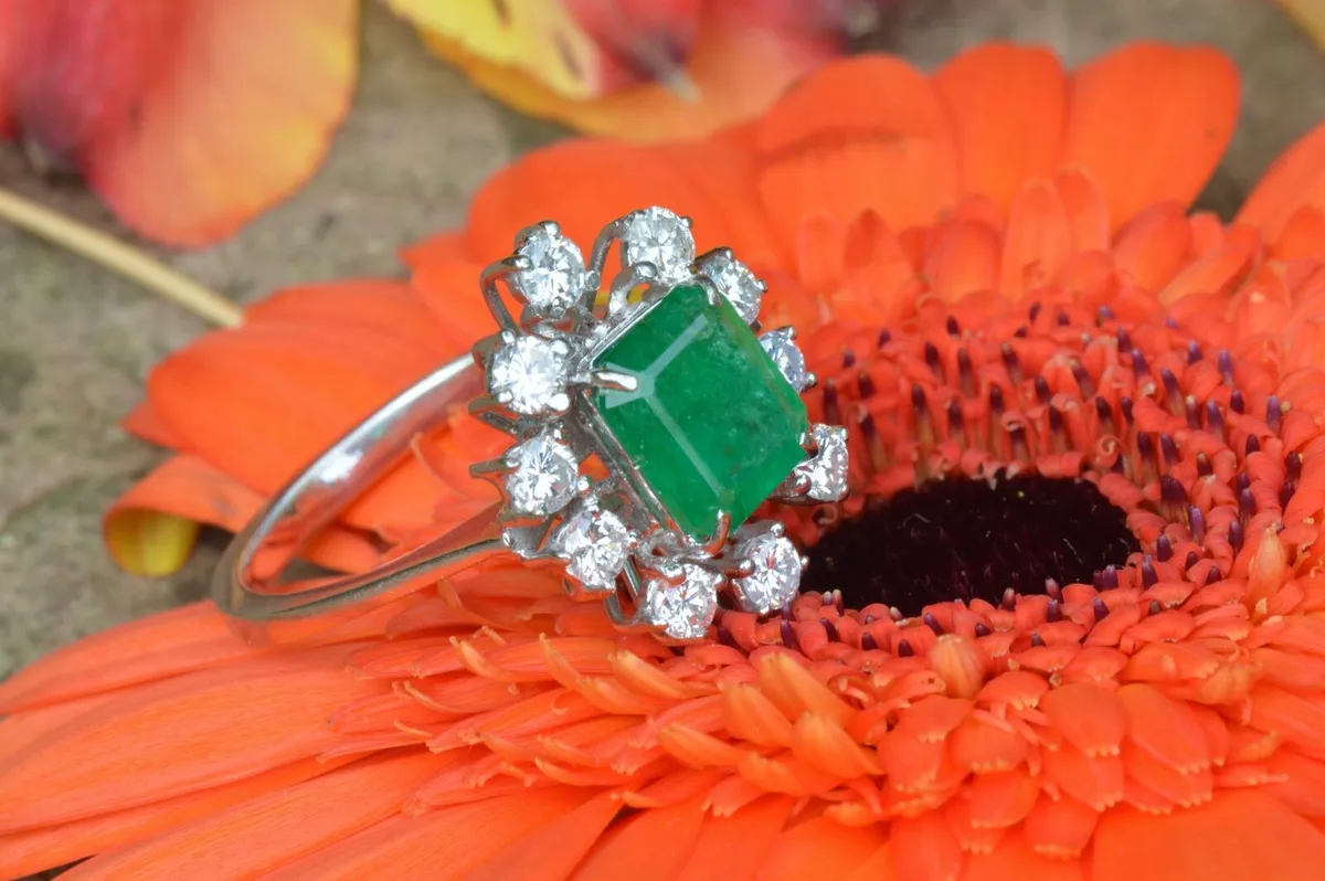 Vintage Emerald & Diamond Ring - 18ct White Gold - Image 4