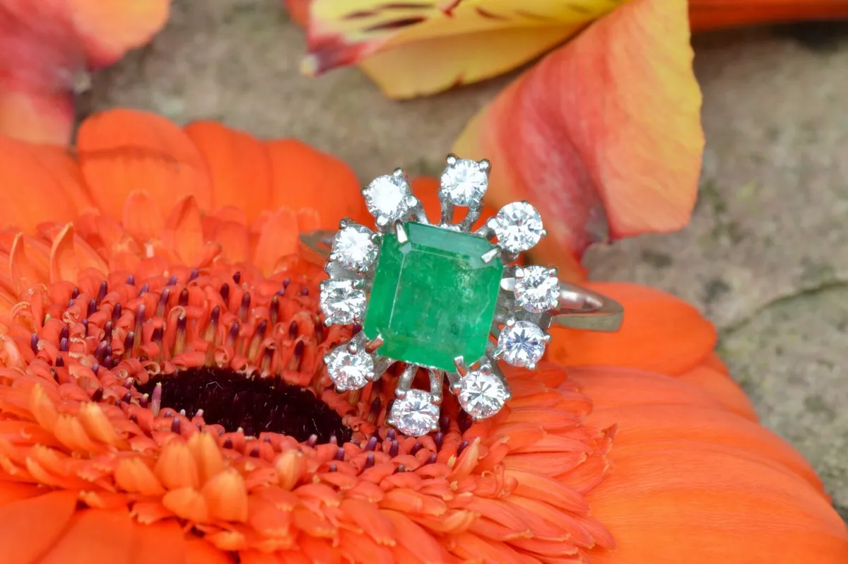 Vintage Emerald & Diamond Ring - 18ct White Gold - Image 2