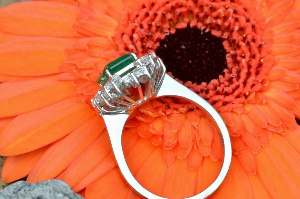Vintage Emerald & Diamond Ring - 18ct White Gold - Image 3