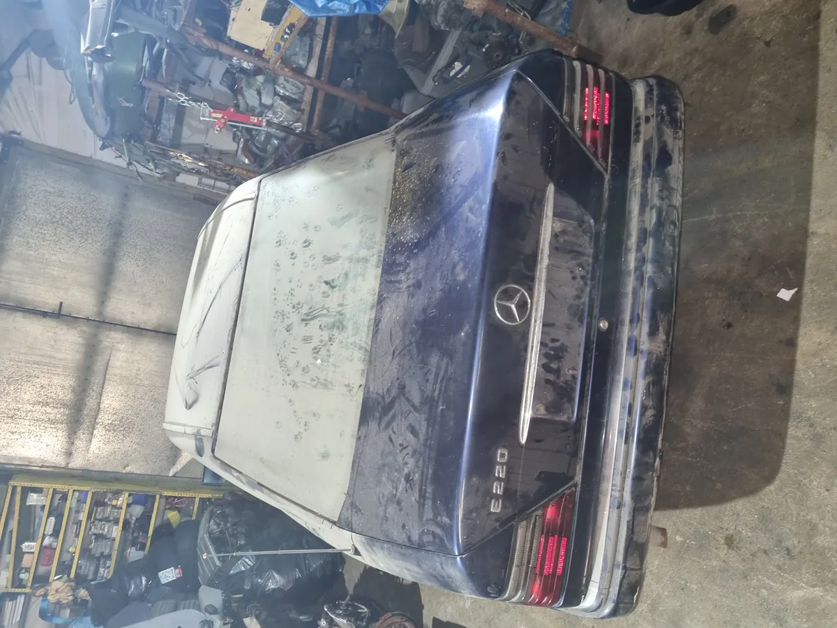 2001 W124 PETROL  MANUAL  parts only - Image 3