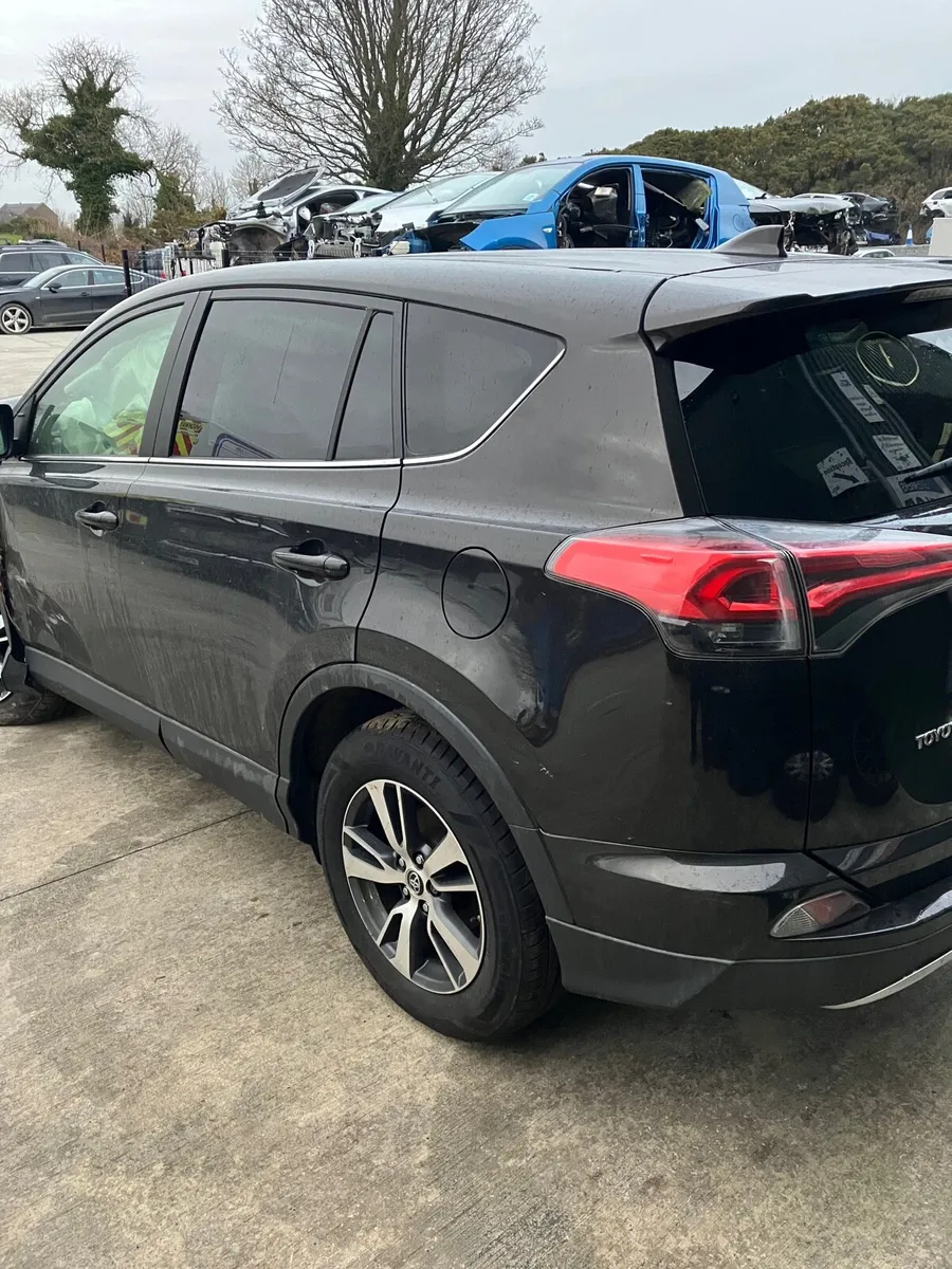2017 Toyota Rav 4 parts breaking - Image 3