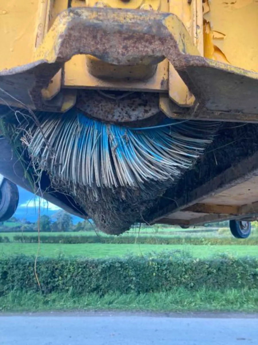 Forklift mounted hydraulic brush c/w collector - Image 4