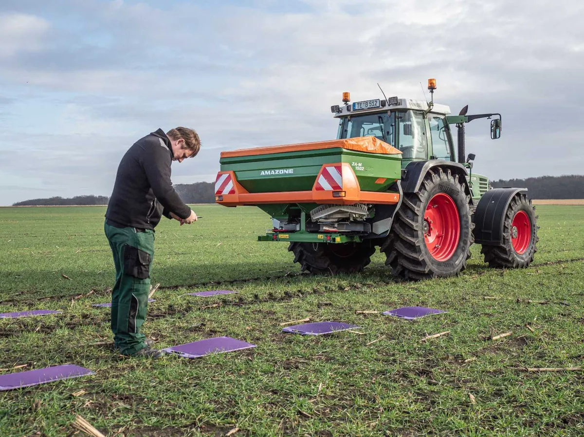 New Model ZA-M 02 Fertiliser Spreader - Image 3