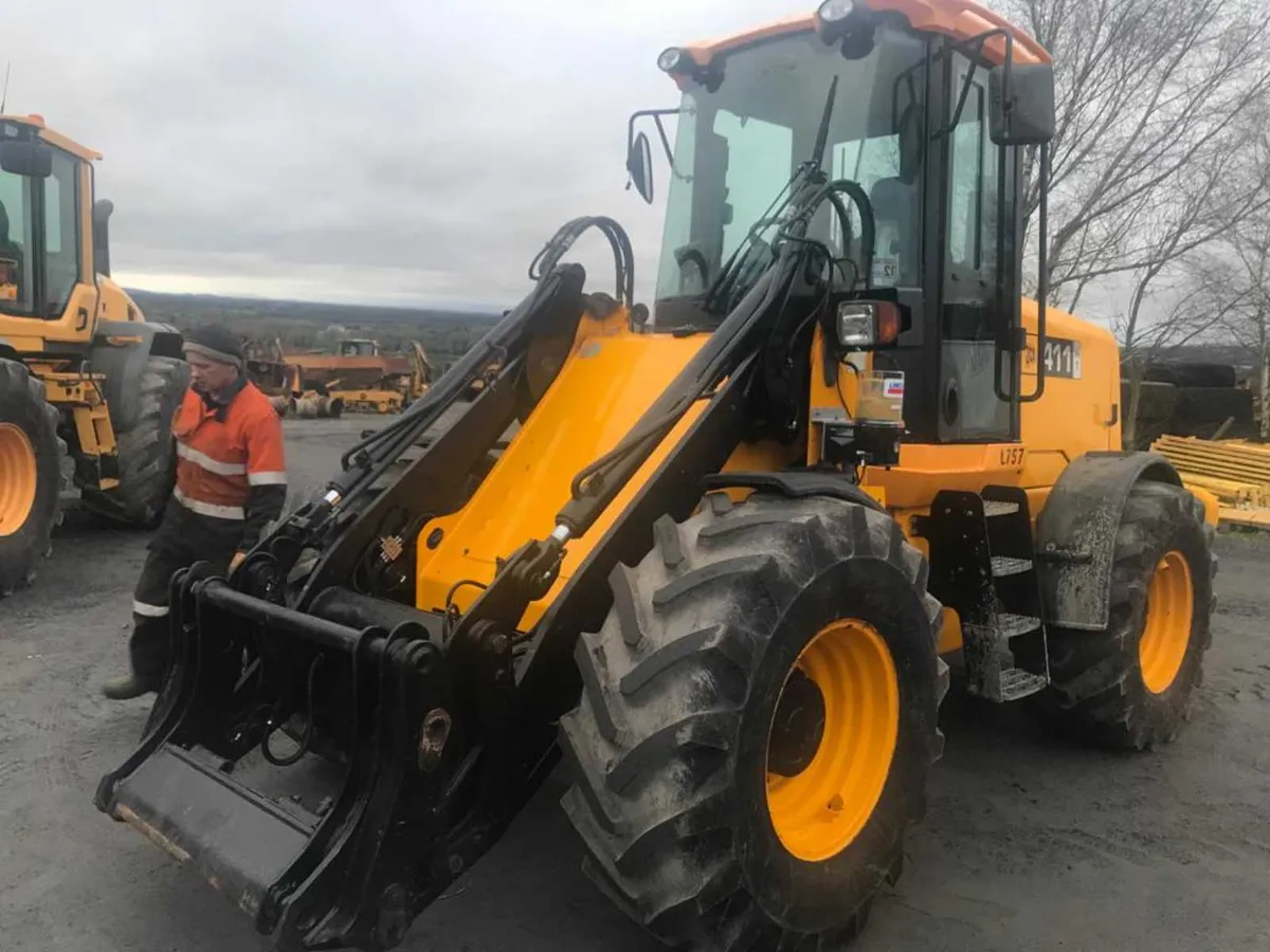 Jcb 411 - Image 1