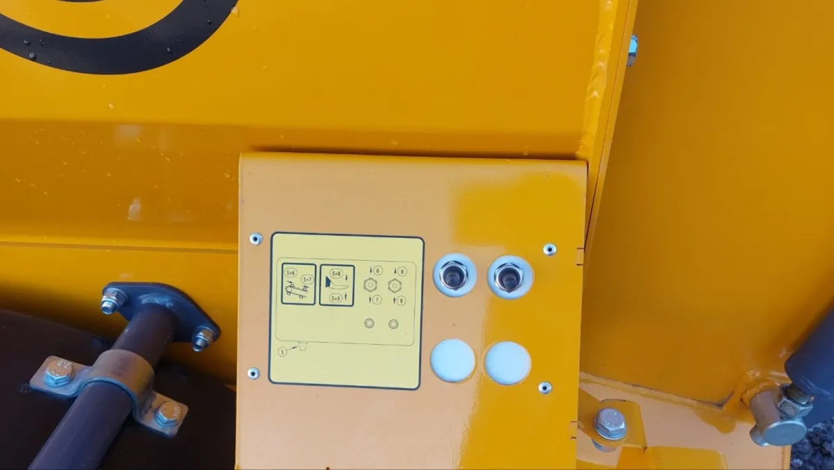 Lucas straw bedder spreader chopper - Image 4