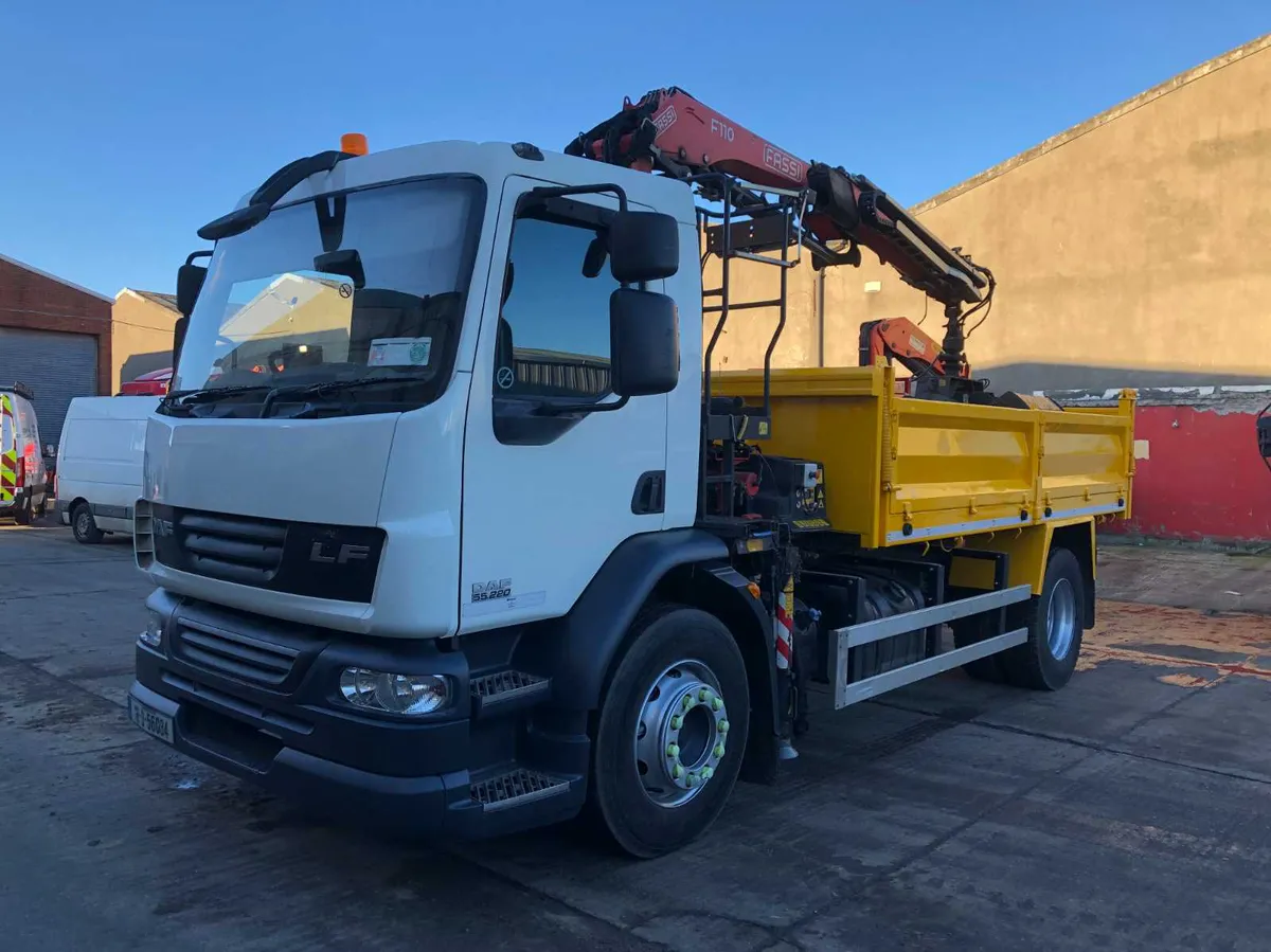 DAF LF55 18T TIPPER WITH CLAMSHELL FOR HIRE - Image 2