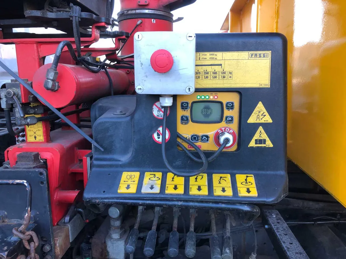 DAF LF55 18T TIPPER WITH CLAMSHELL FOR HIRE - Image 3