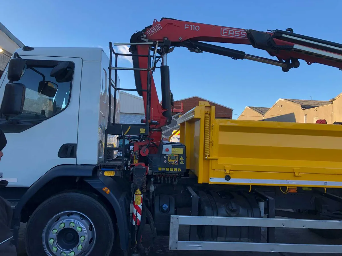 DAF LF55 18T TIPPER WITH CLAMSHELL FOR HIRE - Image 4