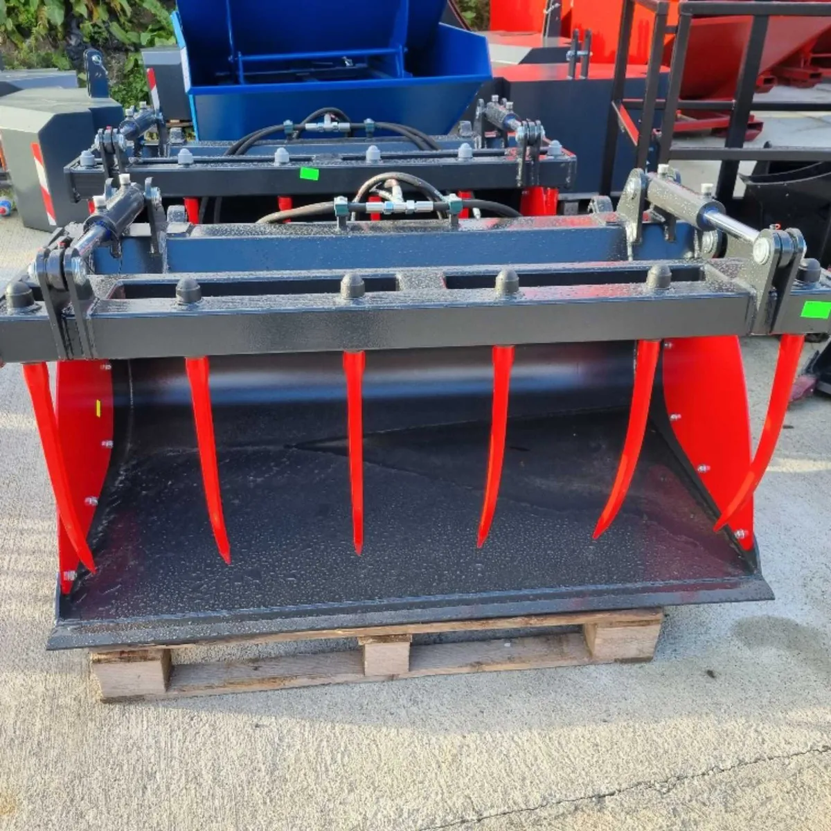 Bucket grabs -Tractor/Telehandler - Image 4