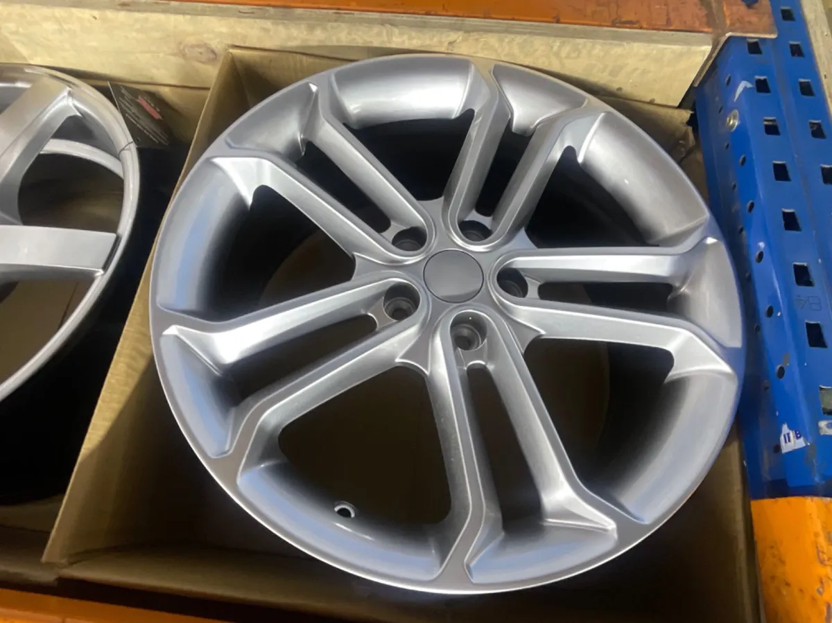 18” Ford st silver 5x108 rim and tyres