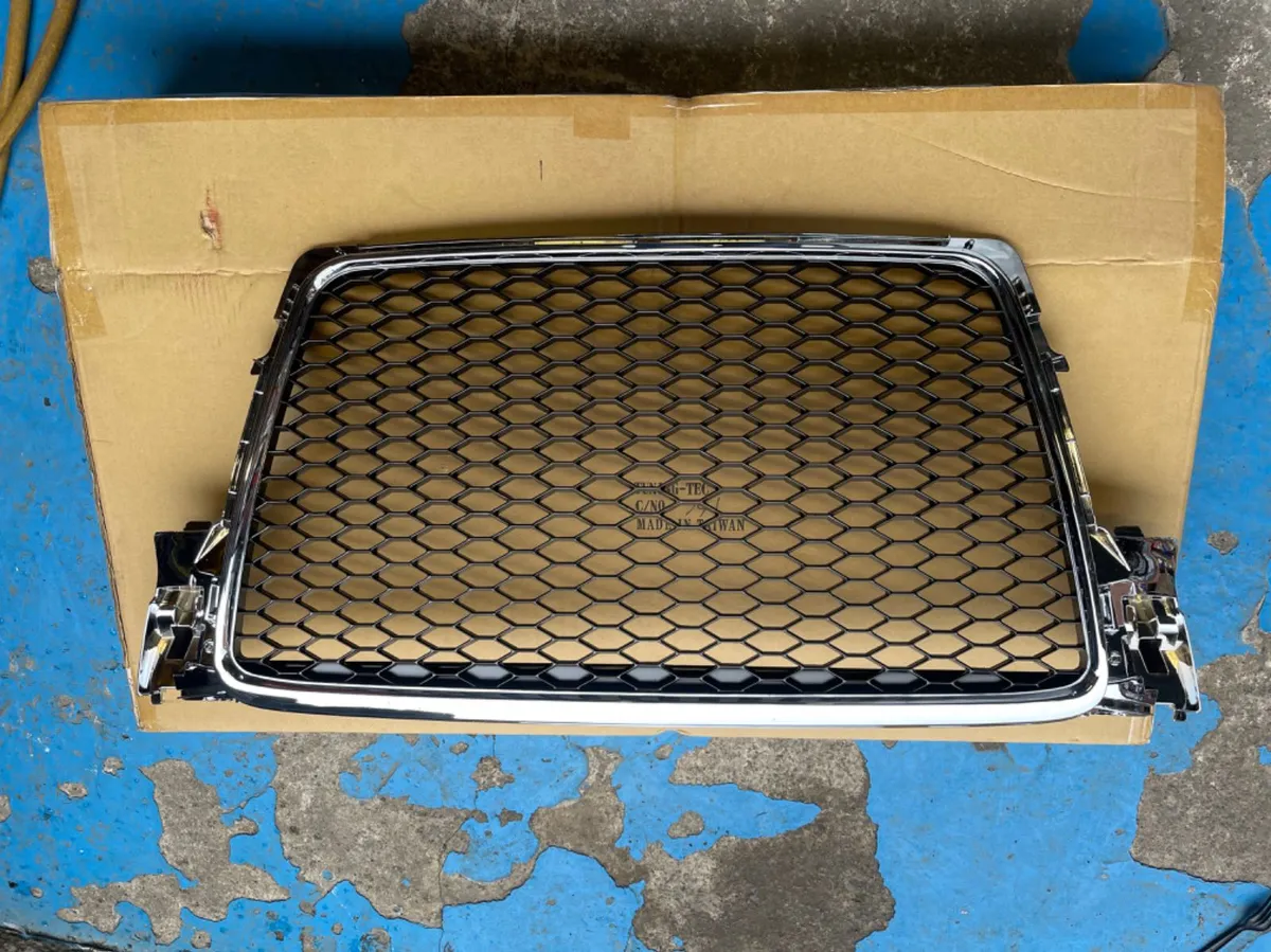 Audi A4 grill 08-11 chrome surround / black - Image 1
