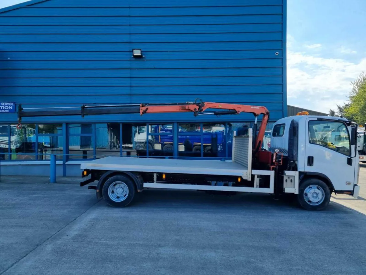 2013 ISUZU 7.5TON FLAT AND CRANE - Image 4
