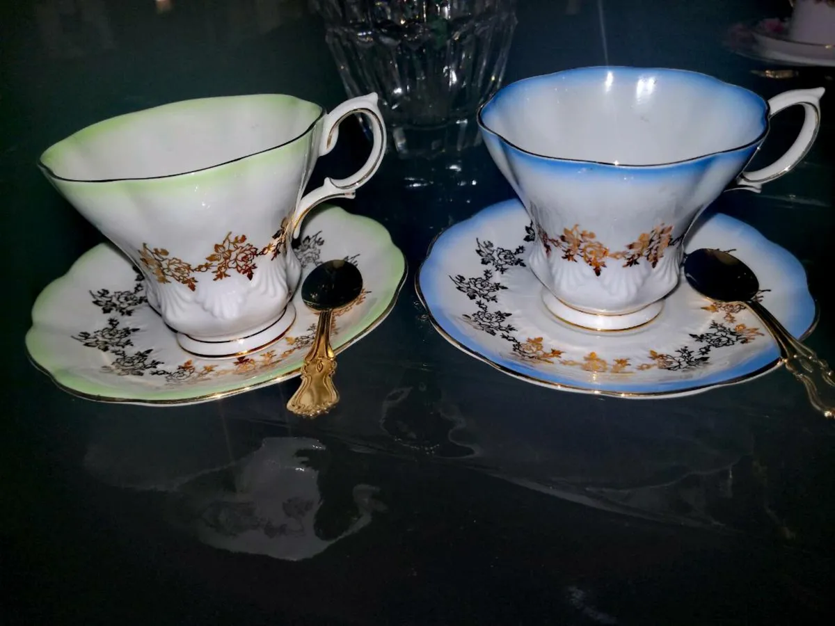 2 beautiful Royal Albert teacup and saucers - Image 1