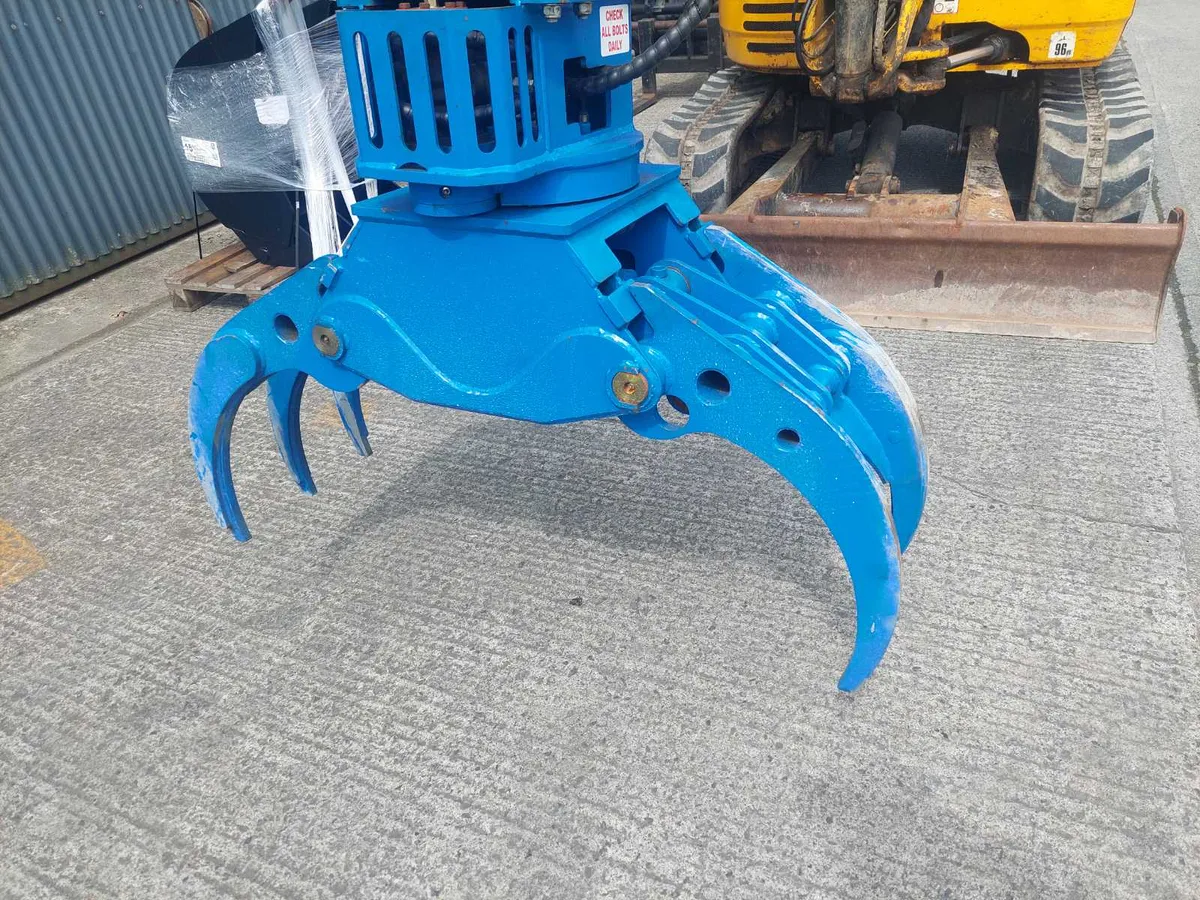 Our hydraulic rotating biomass grab in action - Image 3