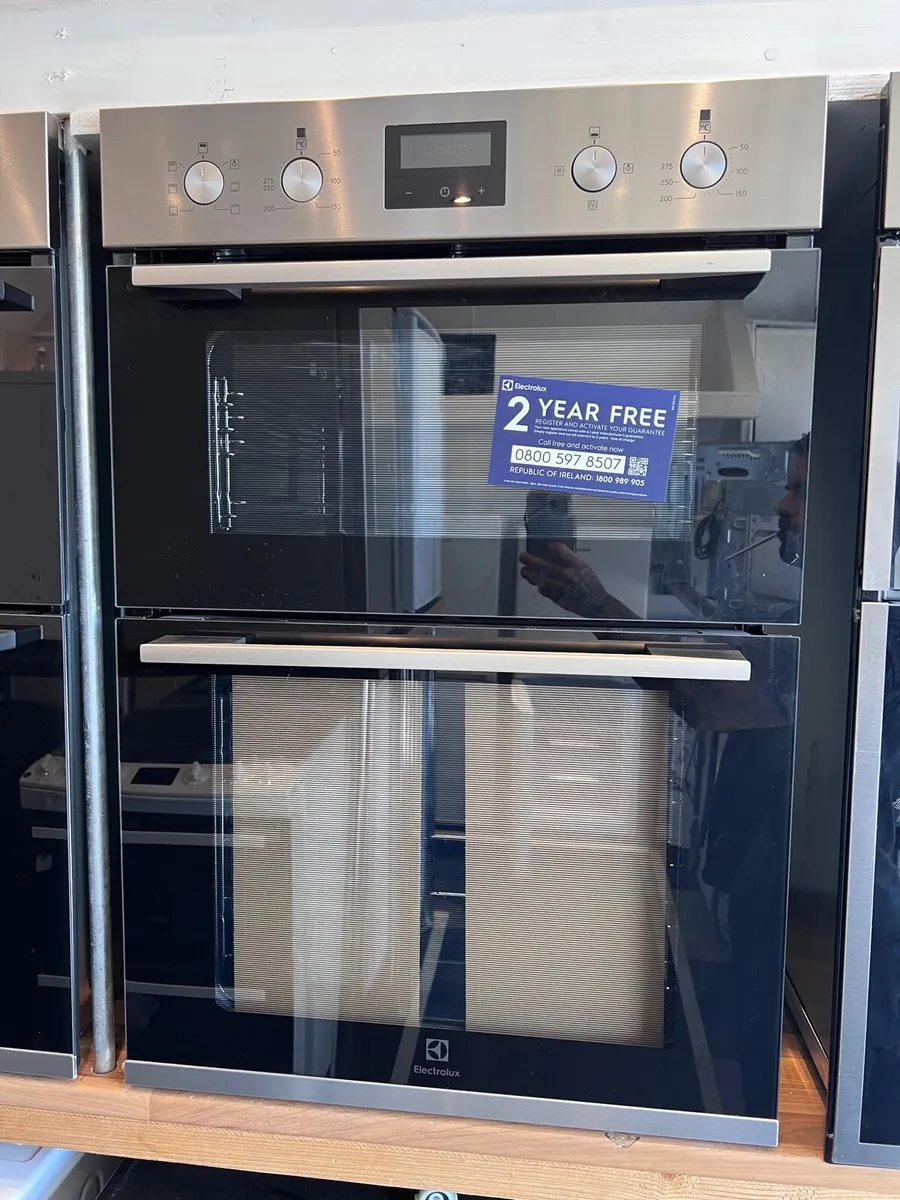 New display model integrated Electrolux oven - Image 1