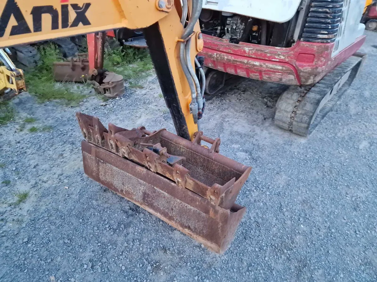 Hitachi  1.6 tonne - Image 4