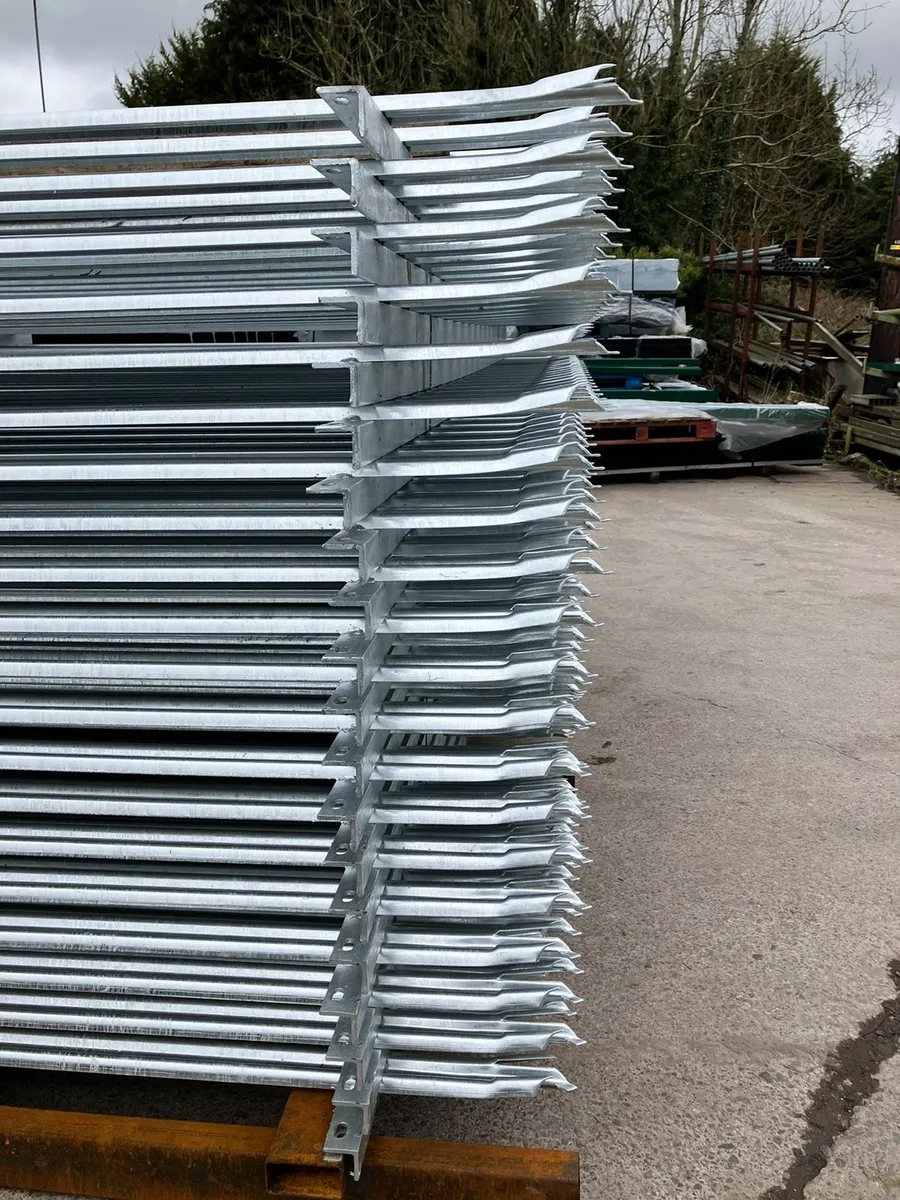 PALISADE FENCING 2400mmH - Image 3