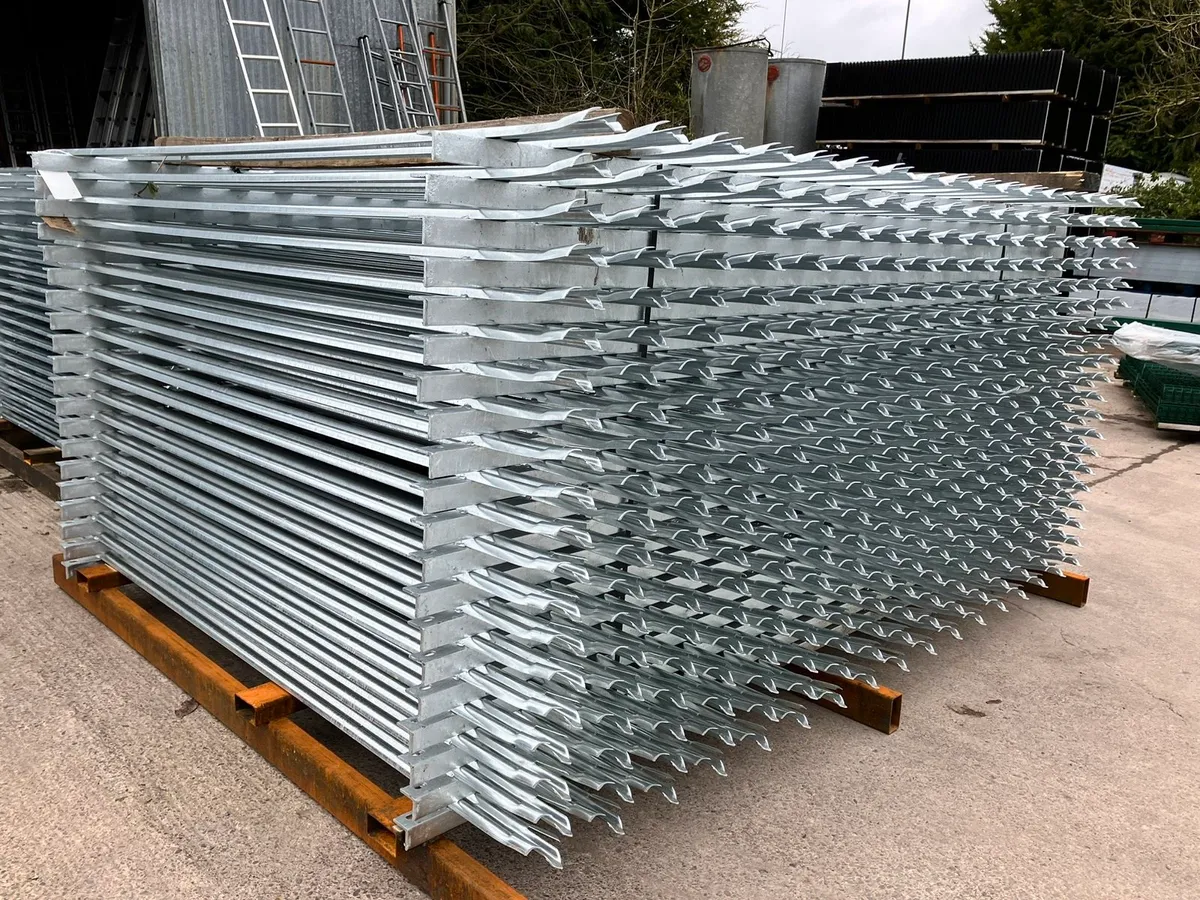 PALISADE FENCING 2400mmH - Image 2