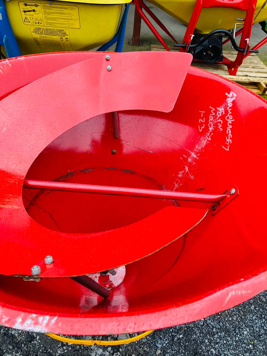 Fleming fertiliser spreader - Image 4