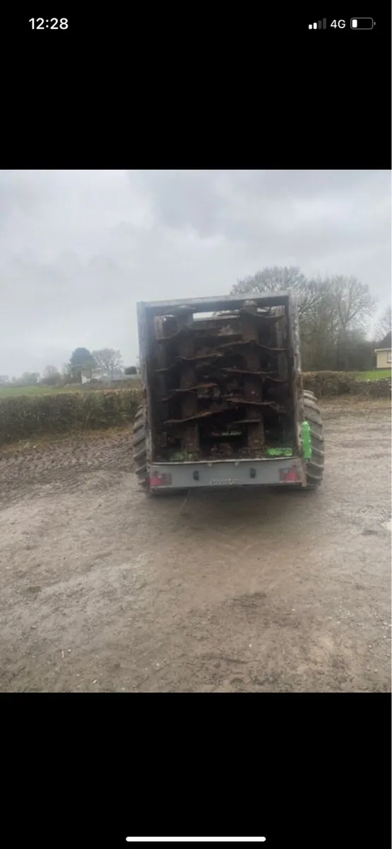 Tanker and rear discharge for hire - Image 3