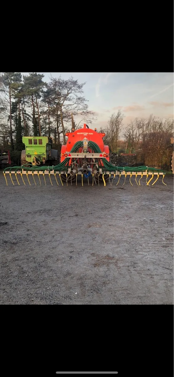 Tanker and rear discharge for hire - Image 4