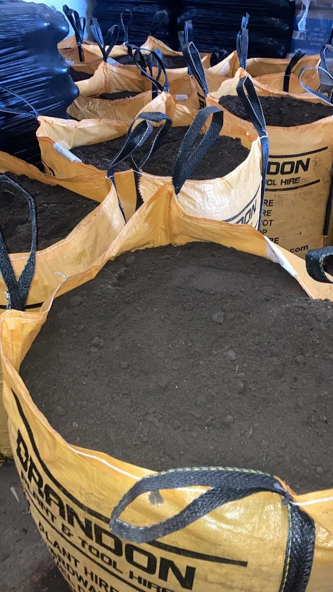 Topsoil, bark mulch ,Gold Stone - Image 1