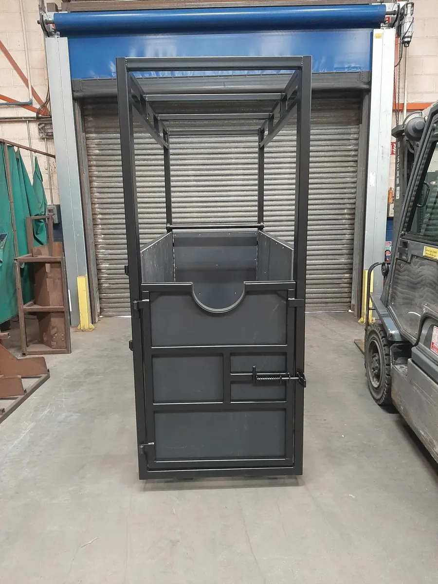 Horse stocks - Image 1