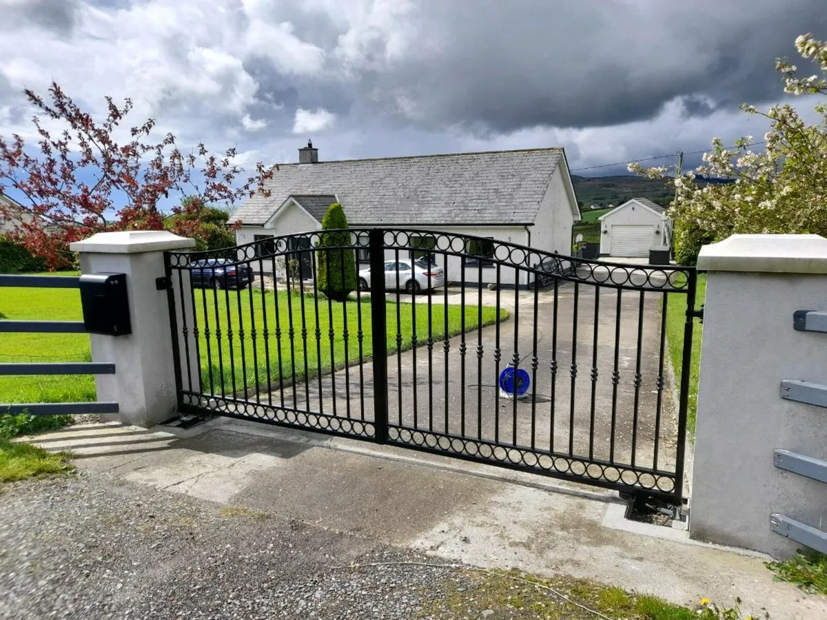 Entrance gates - Image 2