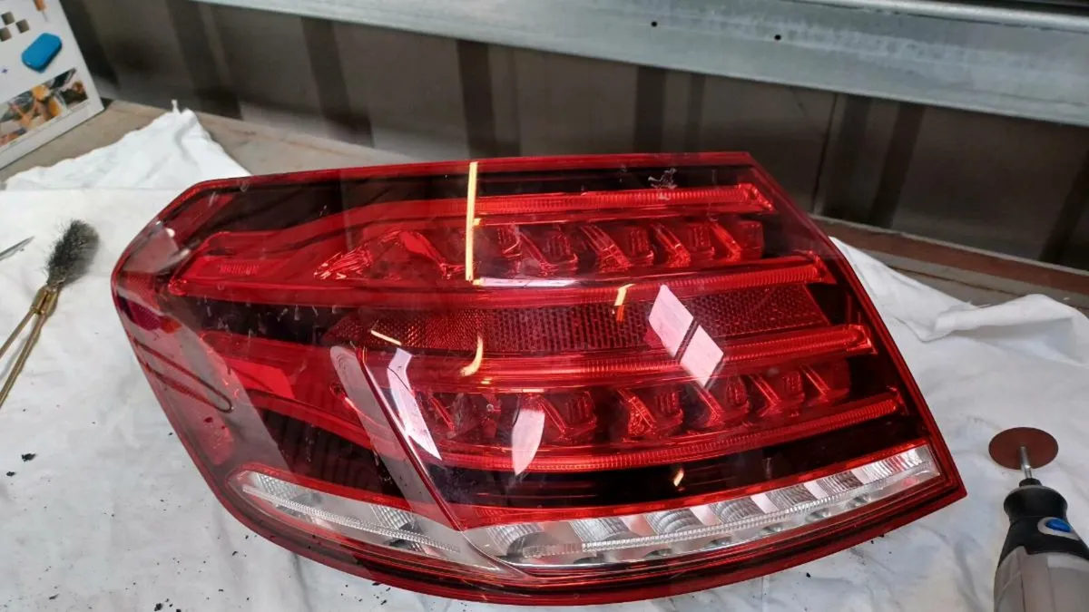 W212 E class rear light repair Mercedes Benz - Image 2