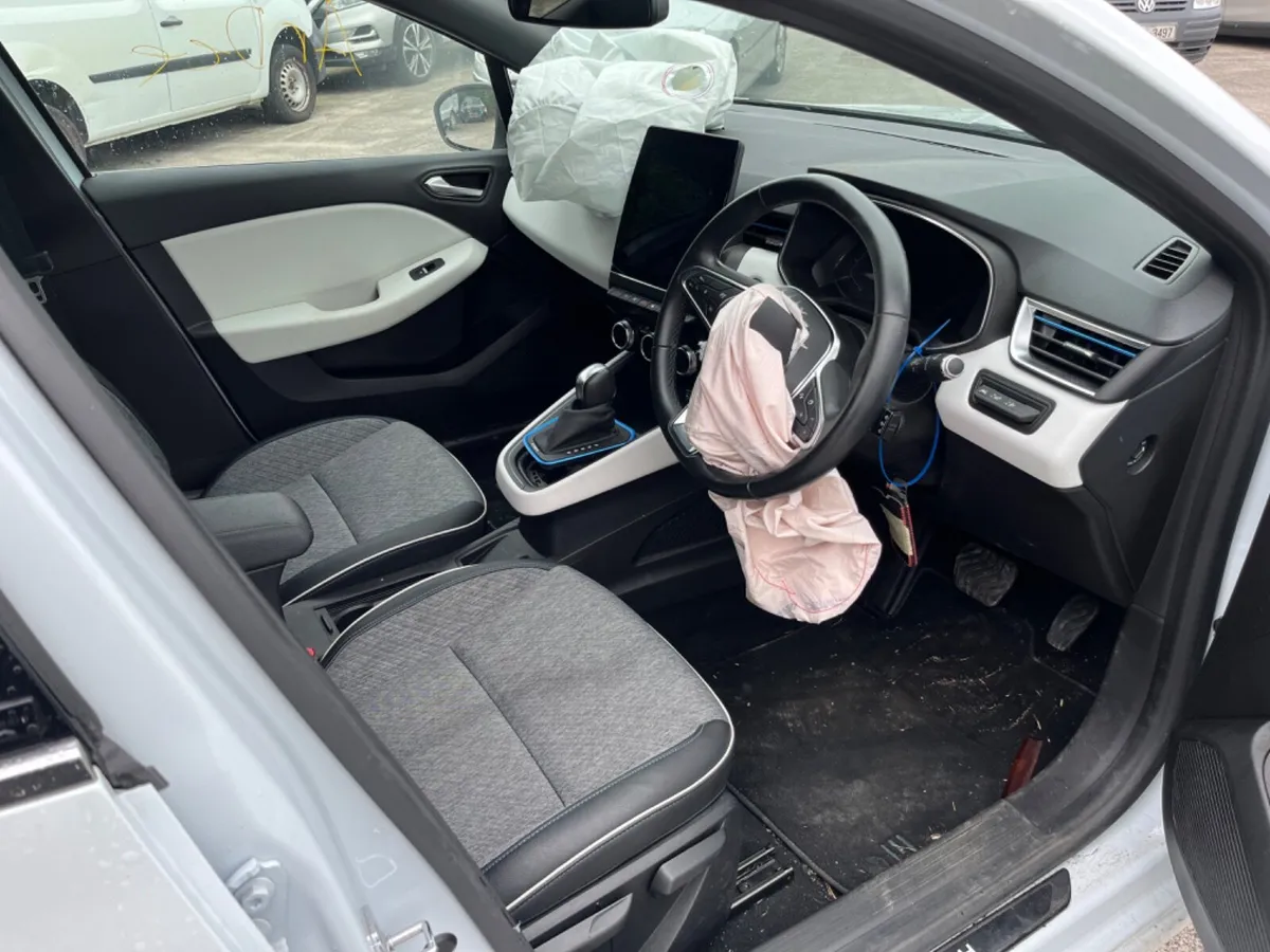 2022 Renault Clio 1.6 hybrid Auto E-Tech - Image 4