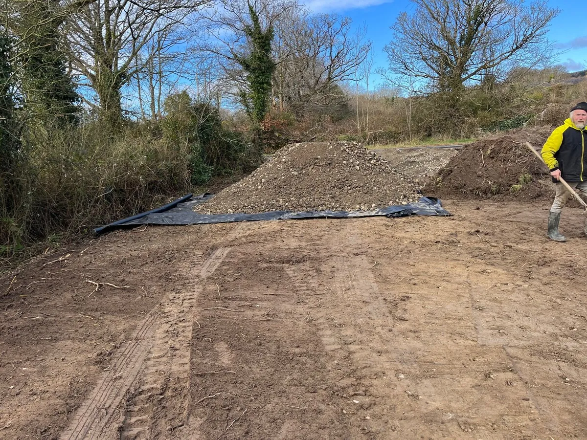 Mini digger with driver - Image 2