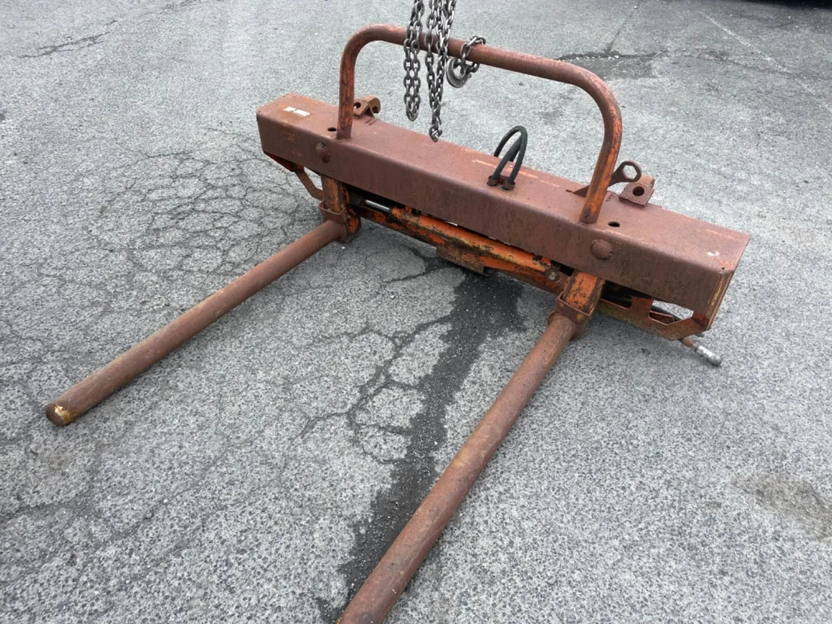 Rotating bale stacker - Image 2