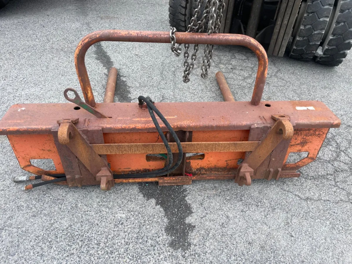 Rotating bale stacker - Image 3