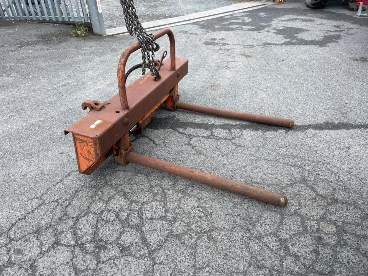 Rotating bale stacker - Image 1