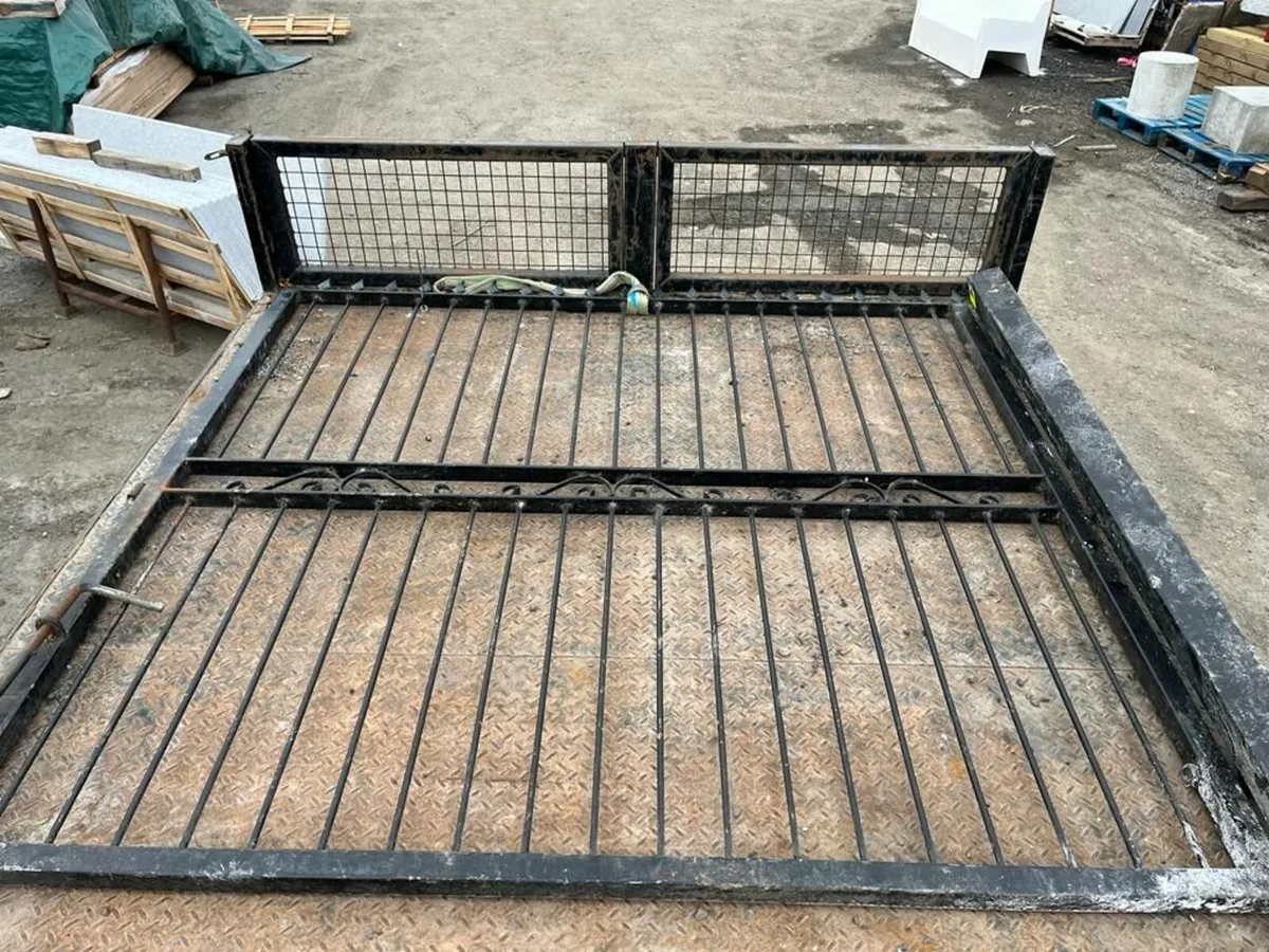 Iron gates with posts 14.6ft wide spear top - Image 4