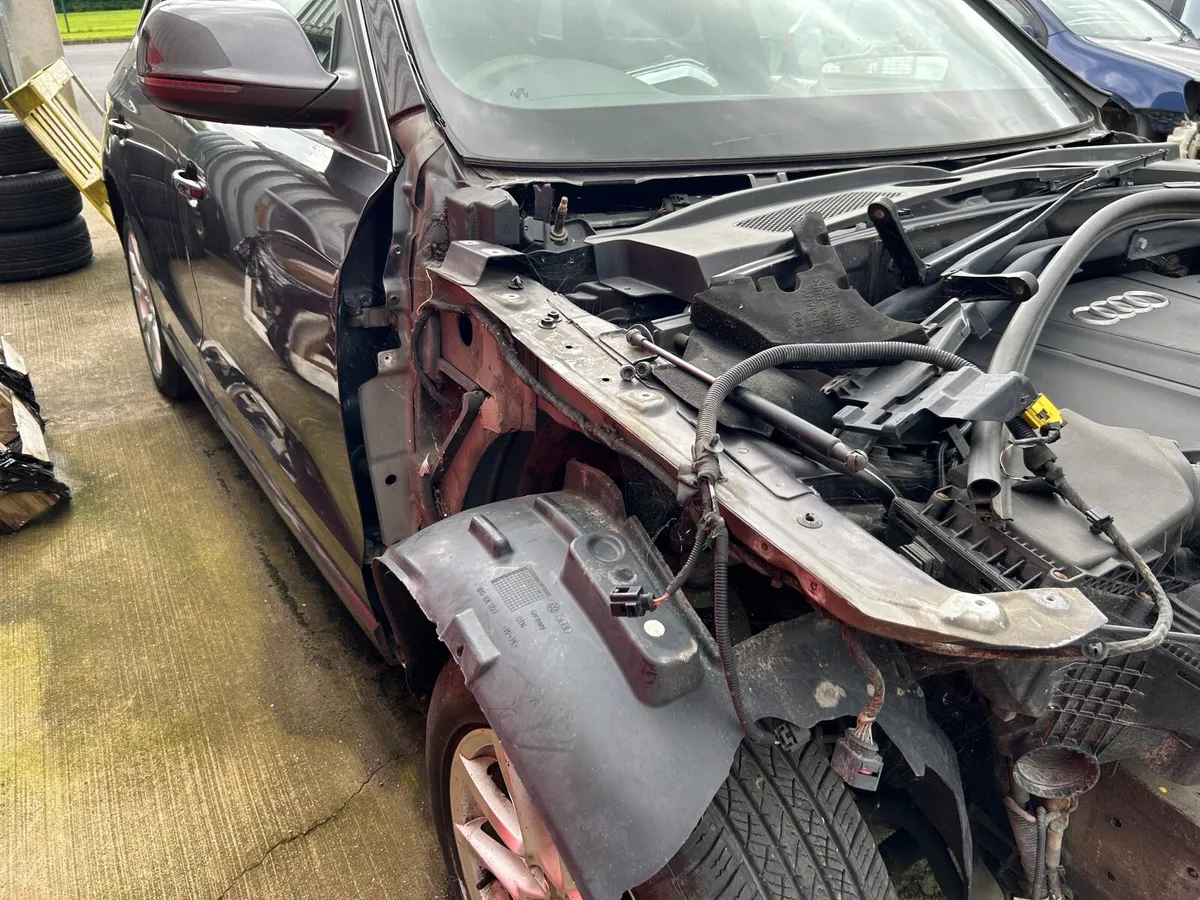 2011 Audi Q5. Manual. Breaking for parts - Image 2