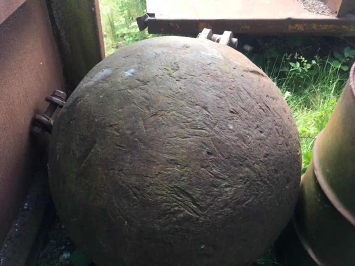 DEMOLITION (WRECKING BALLS) BELTING - Image 1