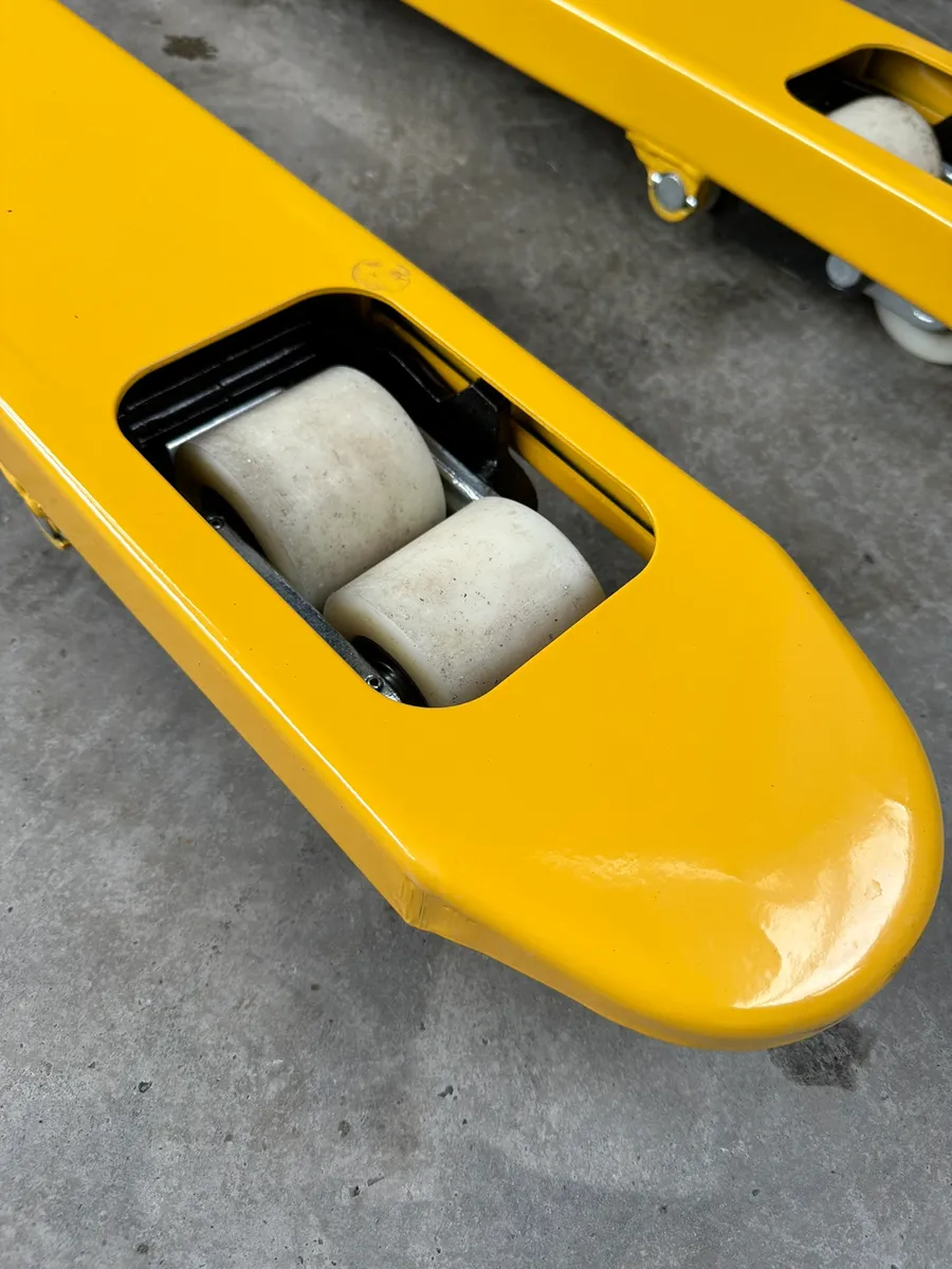 2500KG Manual Pallet trucks - Image 4