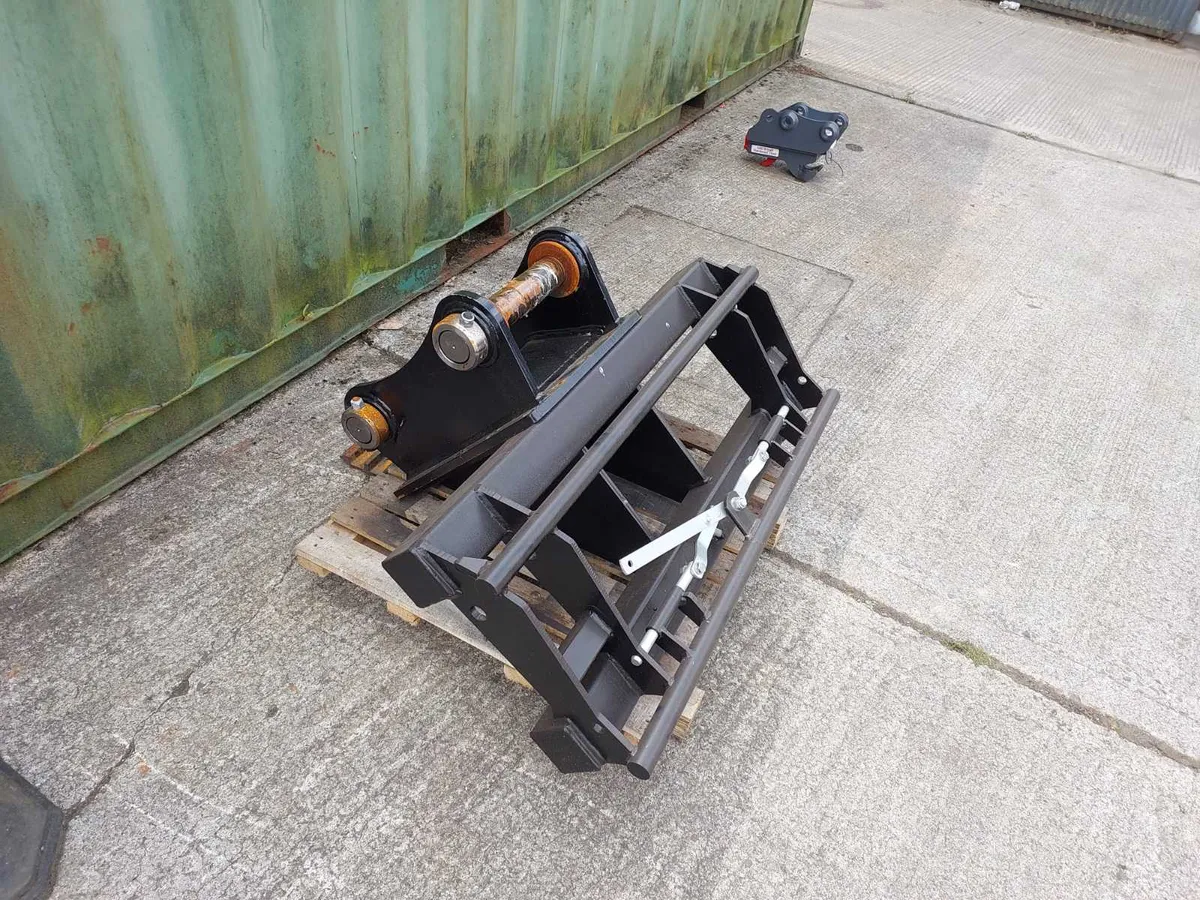 Digger headstock to pick up euro bracket attachmen - Image 1