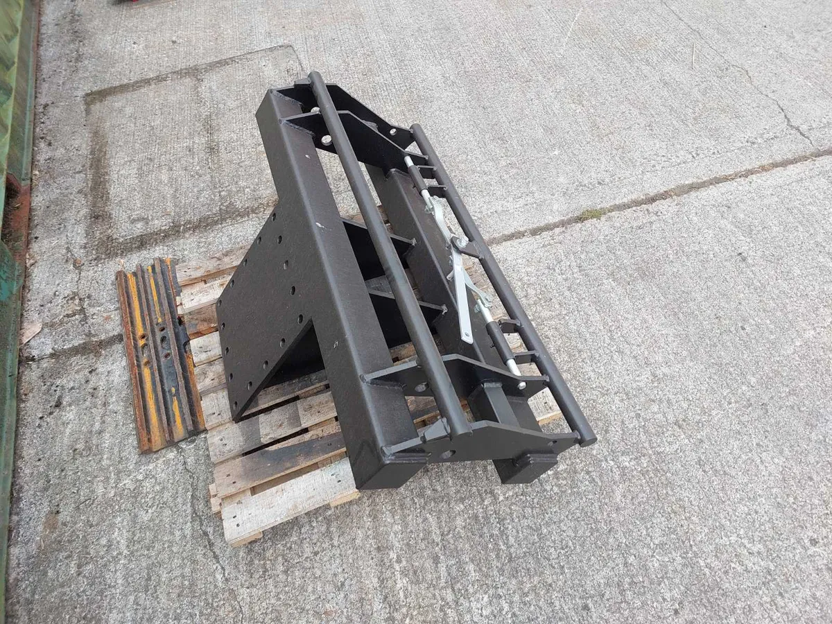 Digger headstock to pick up euro bracket attachmen - Image 2