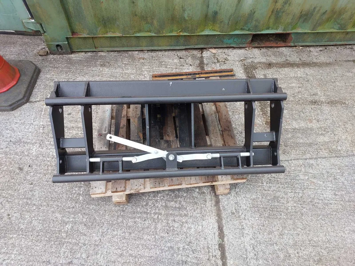 Digger headstock to pick up euro bracket attachmen - Image 3