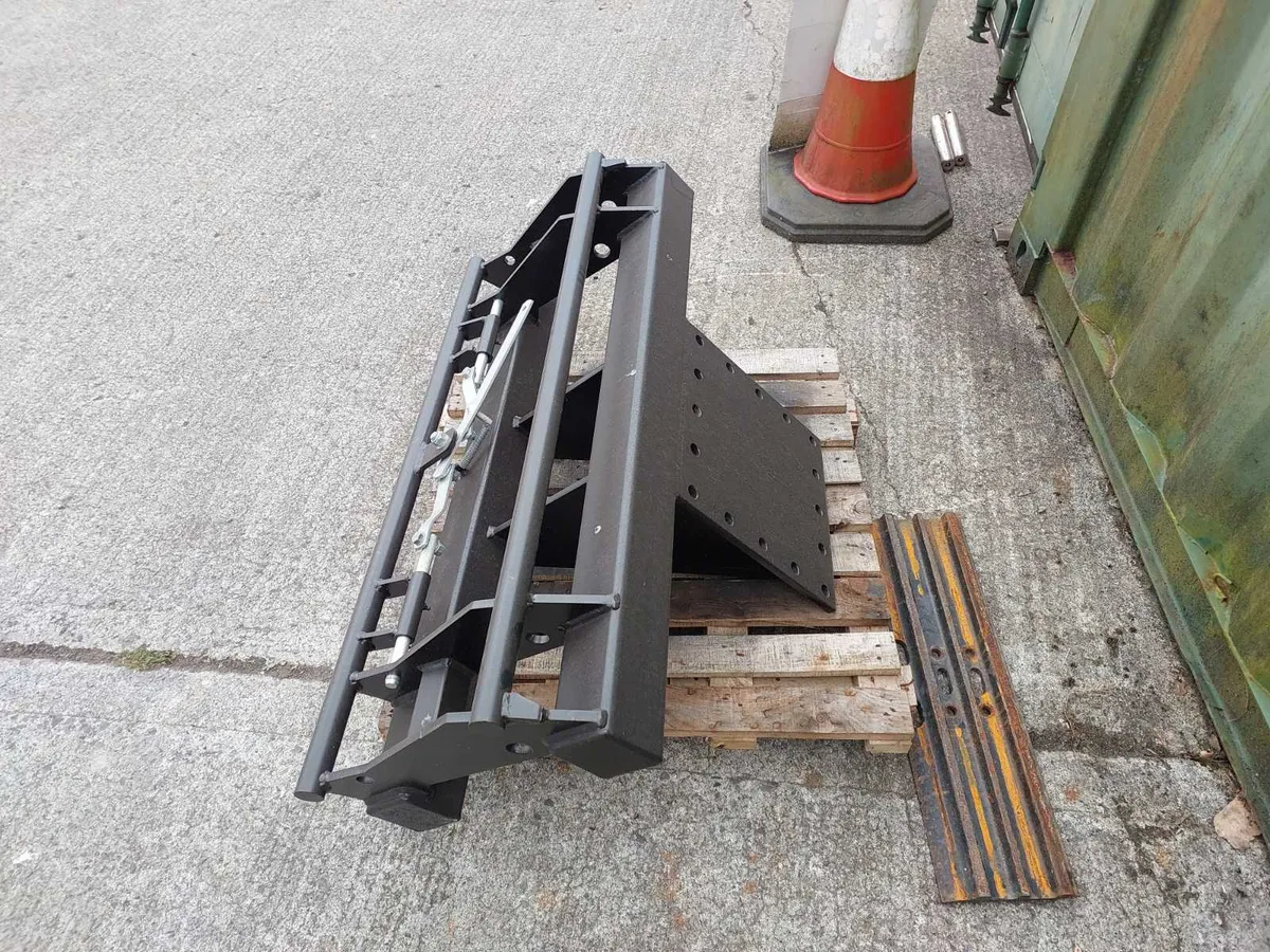 Digger headstock to pick up euro bracket attachmen - Image 4