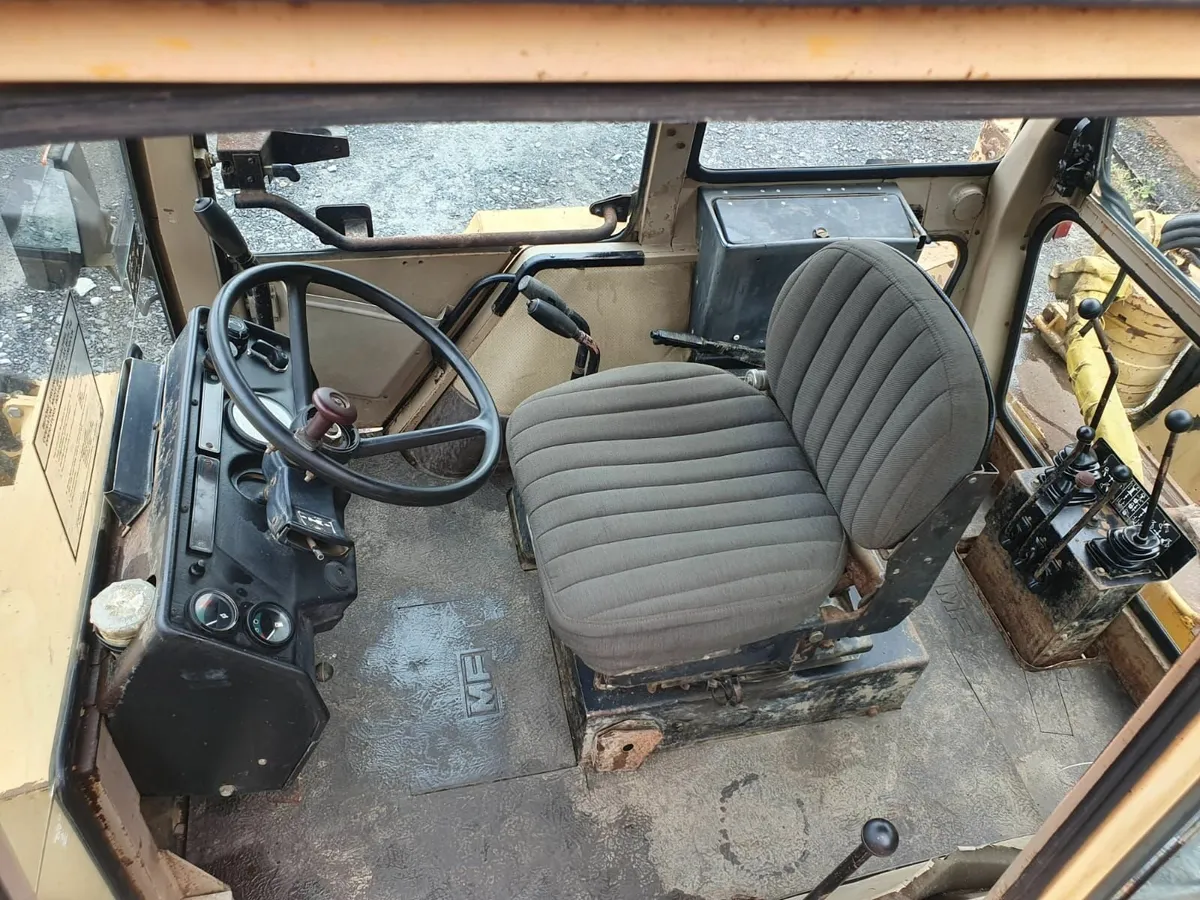 Mf 50 Hx digger loader - Image 2