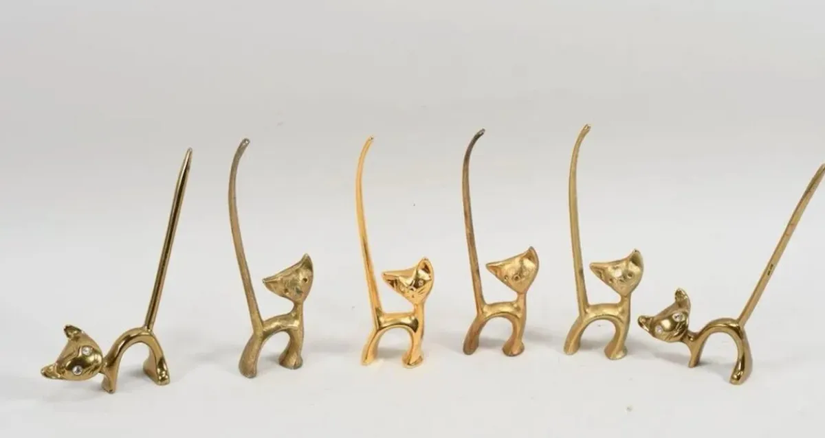 6 old Italian brass cats with Zirconia eyes - Image 1